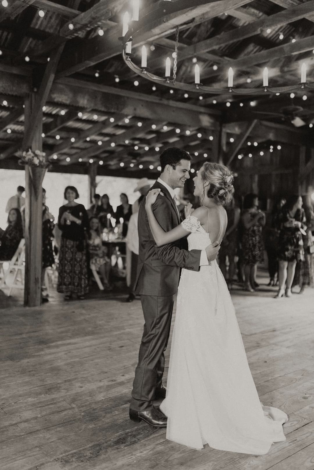 Viki & Márk romantikus kerti esküvője 11